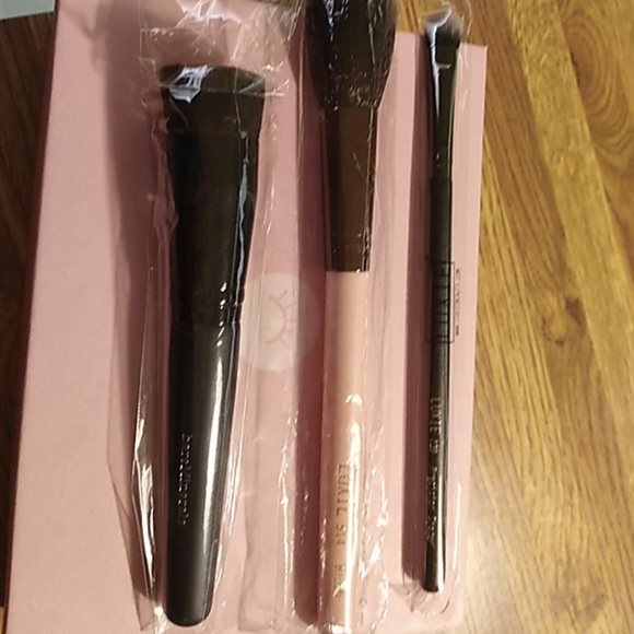 Professional Quality Make Up Brushes - Picture 2 of 2